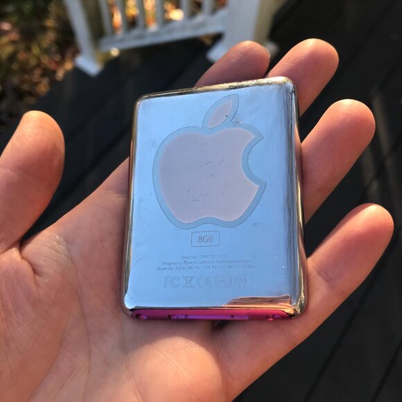 Hot pink iPod nano 3rd gen 8GB - Picture 3 of 7